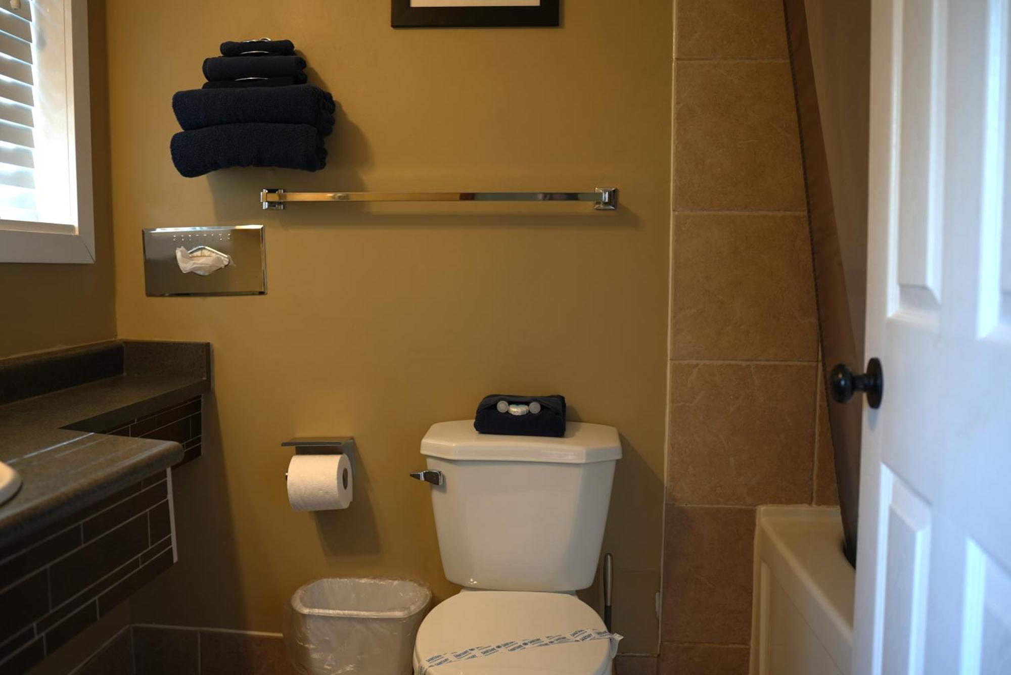 Malahat Bungalows Motel ภายนอก รูปภาพ