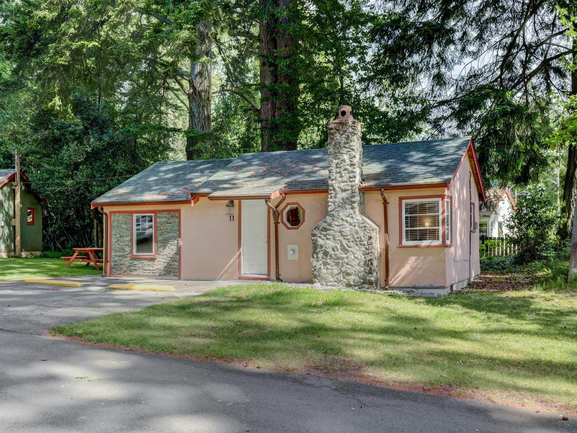 Malahat Bungalows Motel ภายนอก รูปภาพ